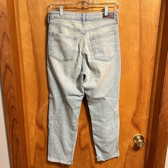 Hollister Ultra High Rise Mom Jean Size 3S - Picture 5 of 8